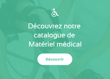 Personnes utilisant du matériel médical (attelle et déambulateur) après rdv en pharmacie